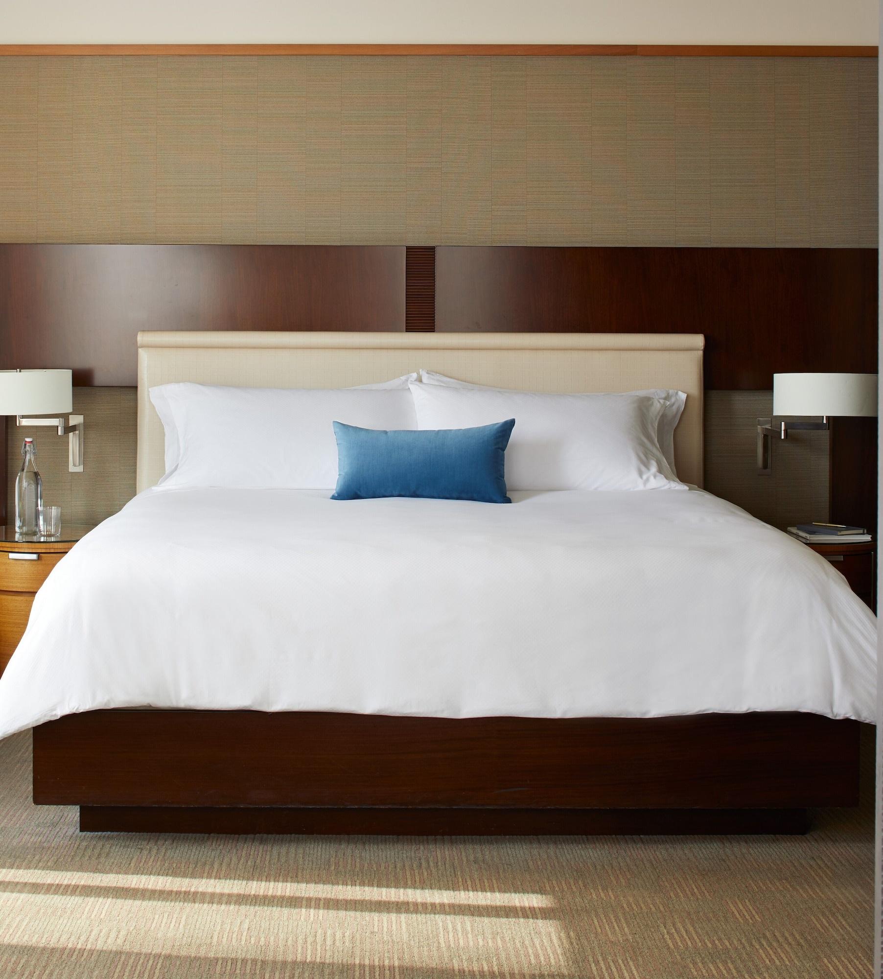 1 Hotel Сіетл Екстер'єр фото A bed with a duvet